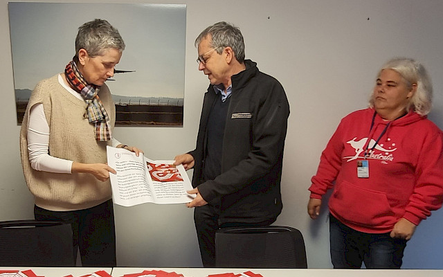 Handing over the protest note and the red cards, from left: Christina Trelle, Head of HR at Swiss; Philipp Hadorn, President SEV-GATA and Sandra Häfeli, Management SEV-GATA.