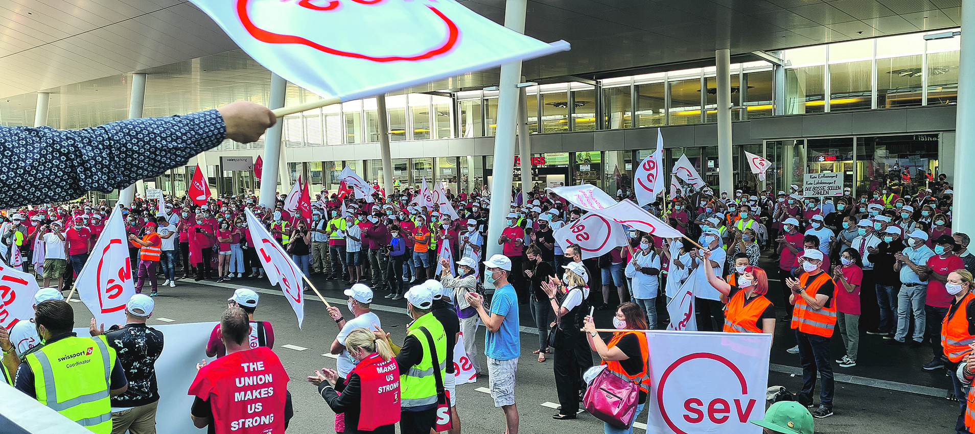 Rund 1500 Angestellte und Angehörige protestieren am 11. September 2020 am Flughafen Zürich gegen den Abbau von Löhnen und Sozialleistungen bei Swissport.