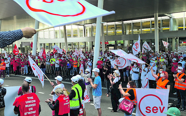 Rund 1500 Angestellte und Angehörige protestieren am 11. September 2020 am Flughafen Zürich gegen den Abbau von Löhnen und Sozialleistungen bei Swissport.