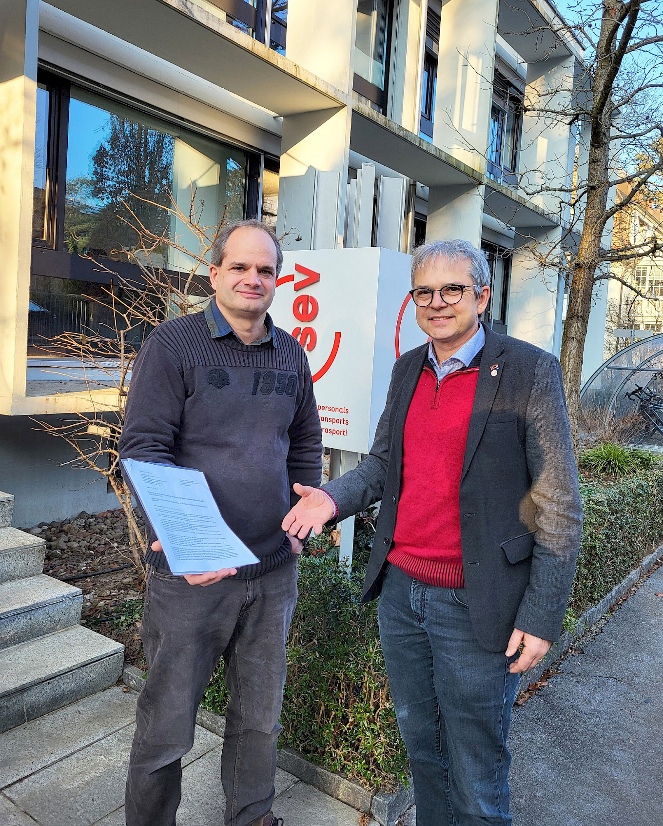 Übergabe der Zürcher Petition durch Swiss-Mechaniker Oliver Hochstrasser (l.) an Philipp Hadorn.