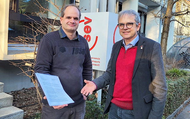 Übergabe der Zürcher Petition durch Swiss-Mechaniker Oliver Hochstrasser (l.) an Philipp Hadorn.