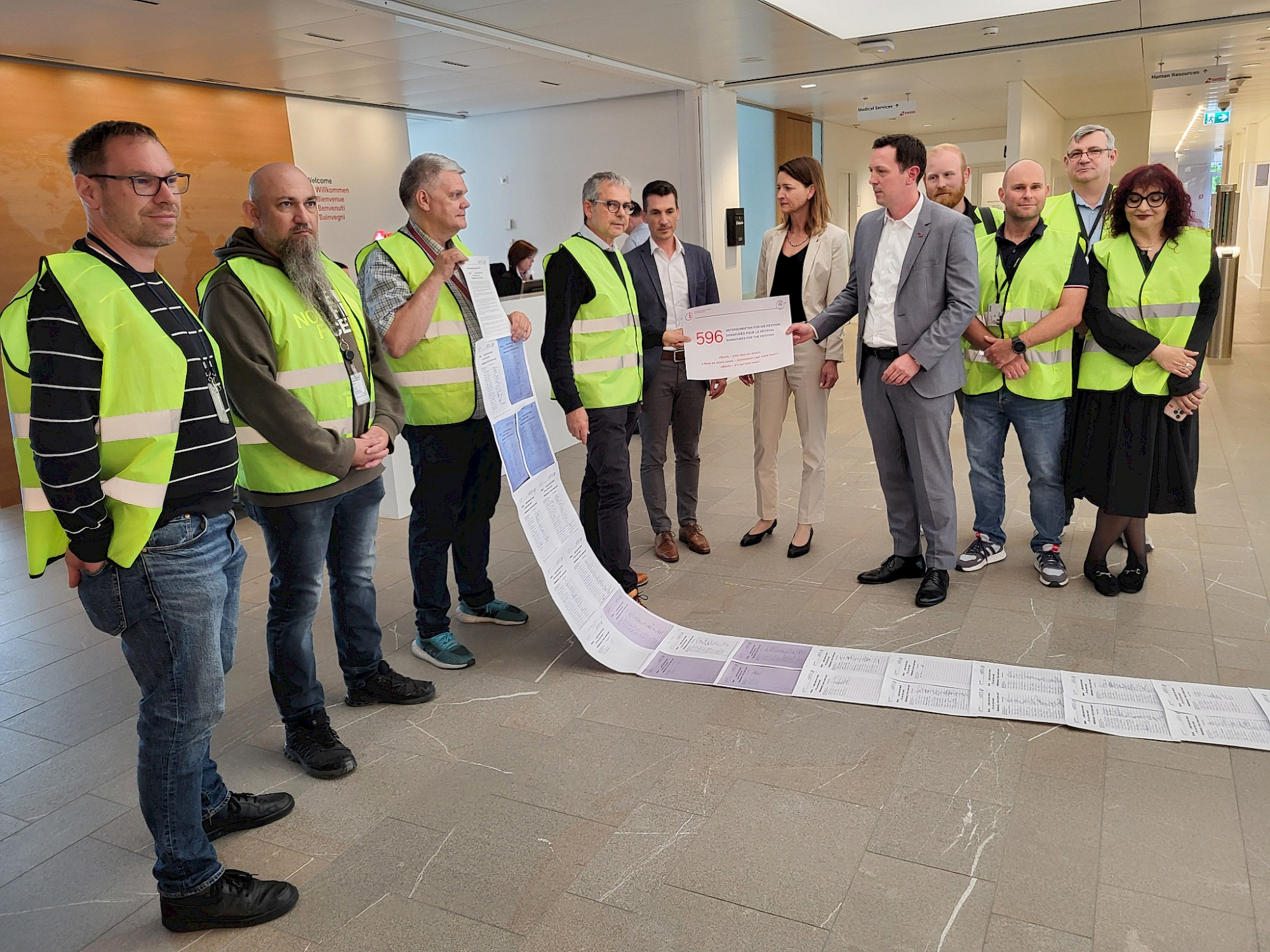 Übergabe der SEV-GATA-Petition mit 596 Unterschriften an Swiss-CEO Jens Fehlinger am Hauptsitz der Swiss in Kloten.