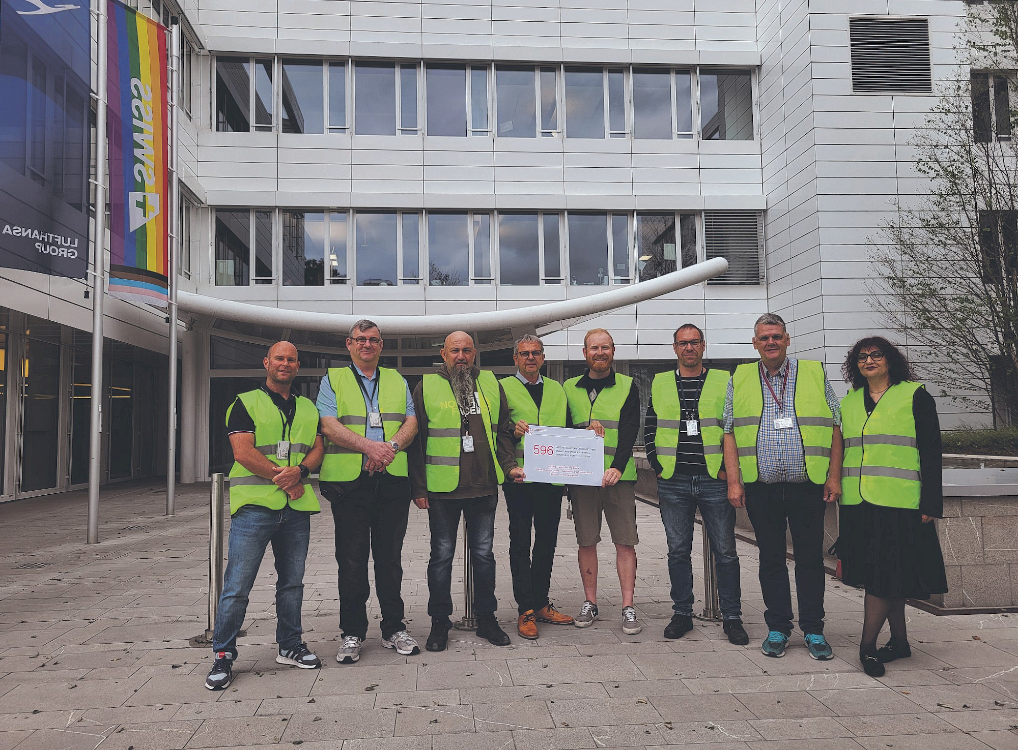 SEV-GATA-Delegation am 9. Juni am Swiss-Hauptsitz in Kloten, bevor sie die Petition für eine bessere Anerkennung der Leistungen des Personals im GAV «Basta – jetzt sind wir dran!» an den CEO übergab. Zweiter von rechts ist Beat Buri, das Plakat halten Patrick Arnold (rechts) und Philipp Hadorn.