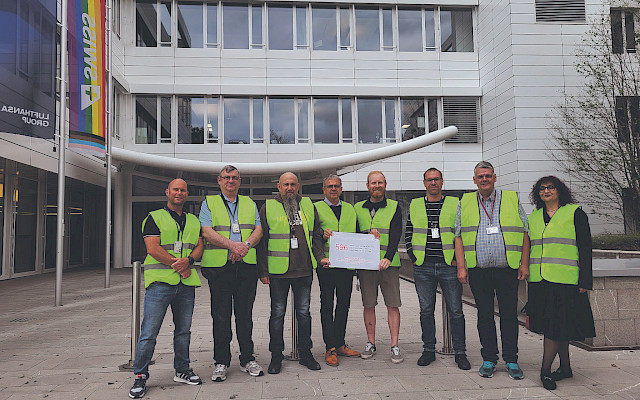 SEV-GATA-Delegation am 9. Juni am Swiss-Hauptsitz in Kloten, bevor sie die Petition für eine bessere Anerkennung der Leistungen des Personals im GAV «Basta – jetzt sind wir dran!» an den CEO übergab. Zweiter von rechts ist Beat Buri, das Plakat halten Patrick Arnold (rechts) und Philipp Hadorn.